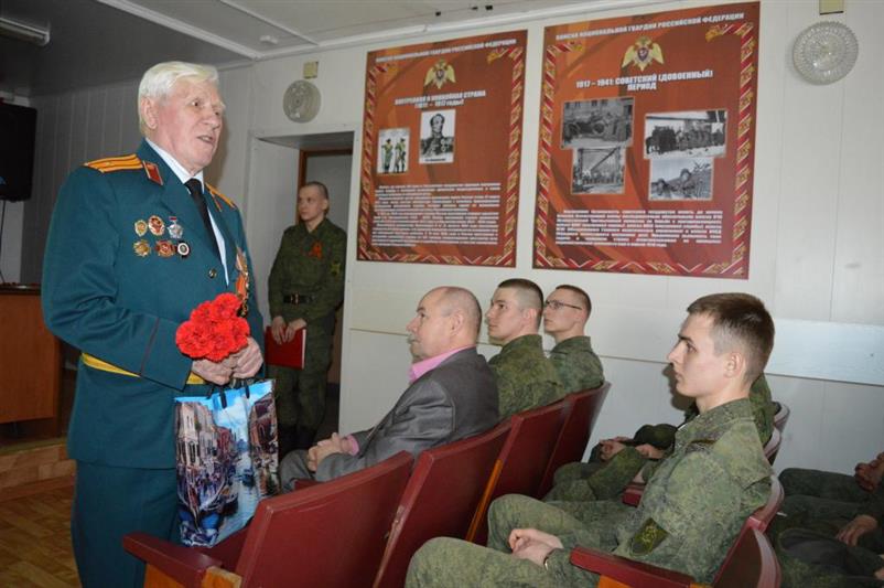 В Тюмени росгвардейцы в преддверии Дня Победы поздравляют ветеранов и проводят тематические встречи для школьников  
