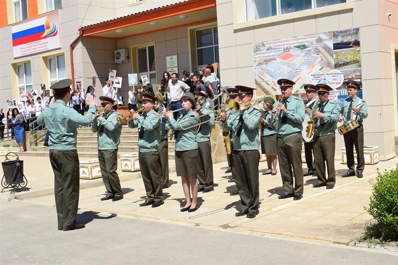 В Каспийске представители Росгвардии приняли участие в торжественной линейке, посвященной Дню Победы