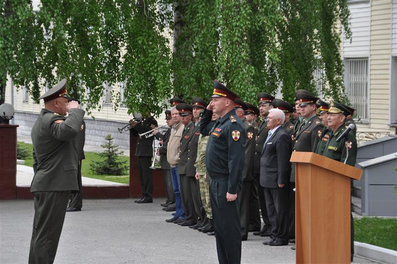 Выпускники Новосибирского военного института Росгвардии высадили ели в память о курсантских годах