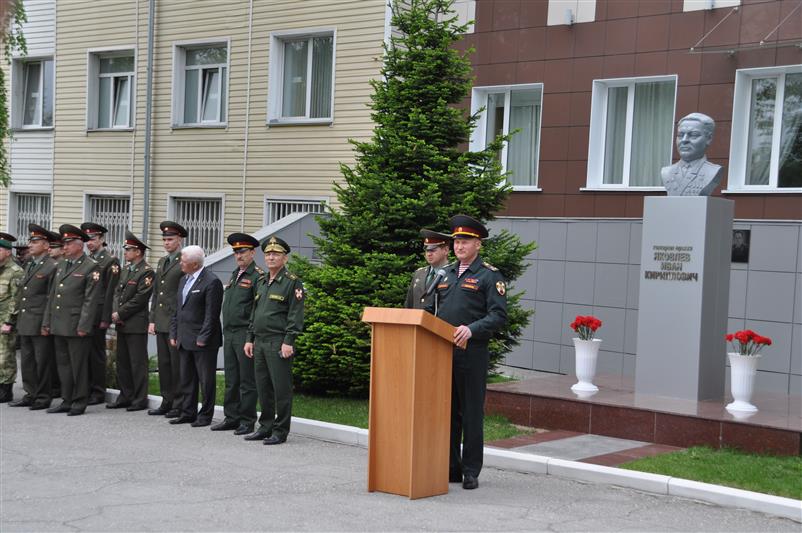Выпускники Новосибирского военного института Росгвардии высадили ели в память о курсантских годах