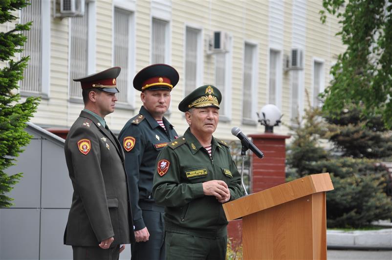 Выпускники Новосибирского военного института Росгвардии высадили ели в память о курсантских годах
