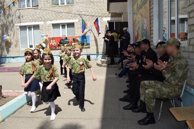 Представители Росгвардии стали почетными гостями на праздничных мероприятиях в подшефных школах Махачкалы
