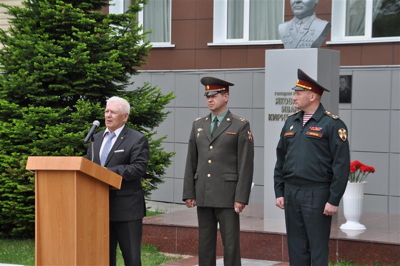 Выпускники Новосибирского военного института Росгвардии высадили ели в память о курсантских годах