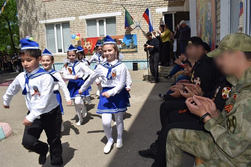 Представители Росгвардии стали почетными гостями на праздничных мероприятиях в подшефных школах Махачкалы