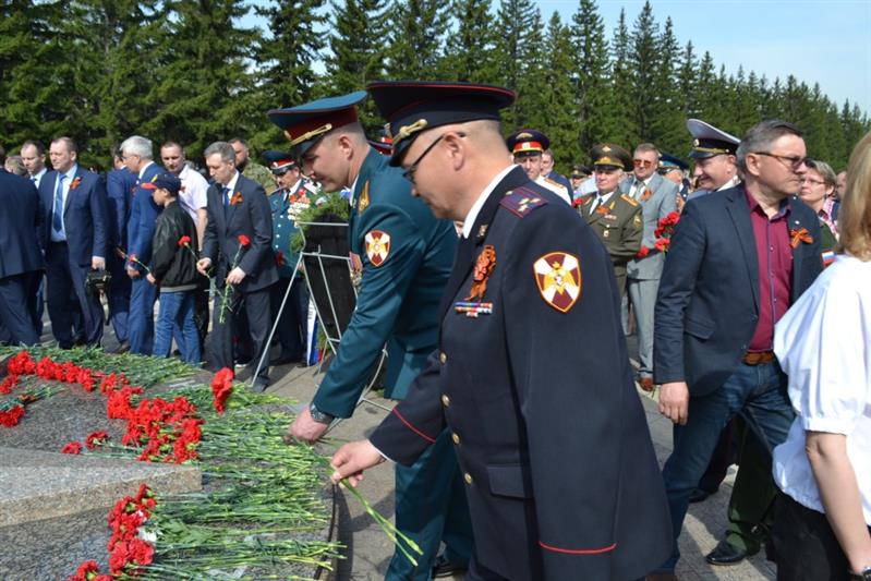 Сотрудники Управления Росгвардии по Омской области и военнослужащие учебного центра подготовки личного состава Росгвардии возложили цветы к мемориалу в Парке Победы