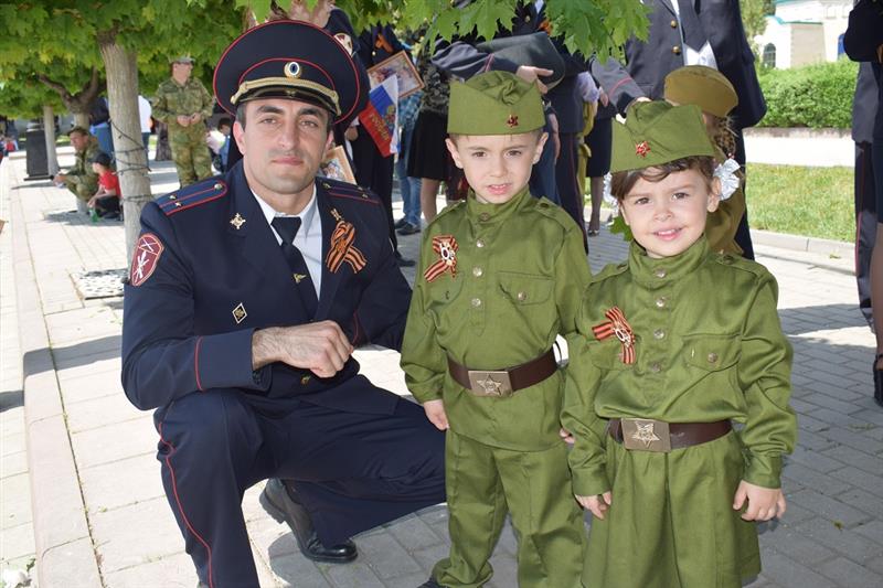 Более 200 росгвардейцев приняли участие в патриотической акции «Бессмертный полк» в Дагестане