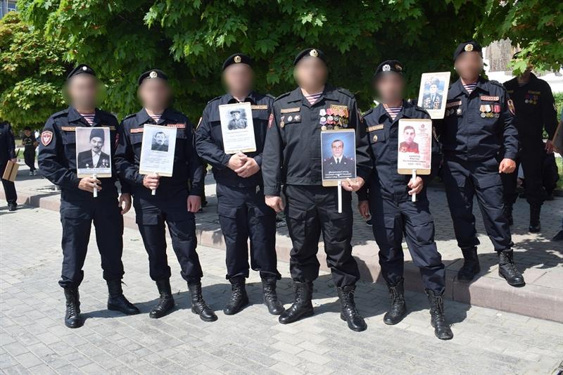 Более 200 росгвардейцев приняли участие в патриотической акции «Бессмертный полк» в Дагестане