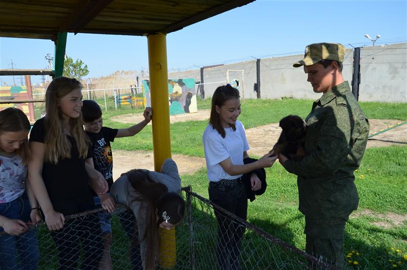 Ко Дню защиты детей кинологи Росгвардии организовали патриотическое мероприятие для школьников в Саратовской области