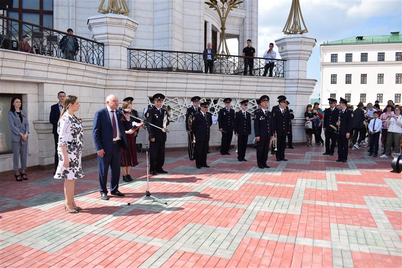 В Казанском кремле более двухсот школьников станцевали вальс под музыку в исполнении военного оркестра Росгвардии