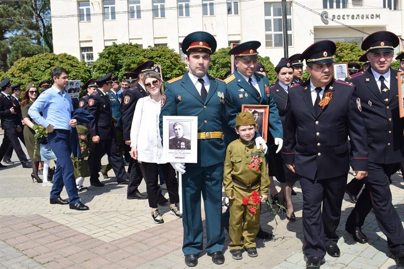 Более 200 росгвардейцев приняли участие в патриотической акции «Бессмертный полк» в Дагестане