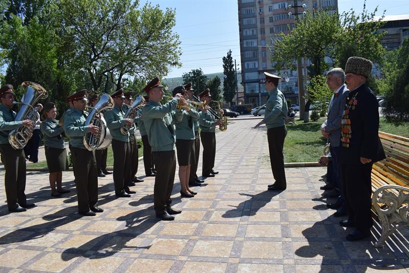 Росгвардейцы Дагестана поздравили ветерана Великой Отечественной персональным концертом