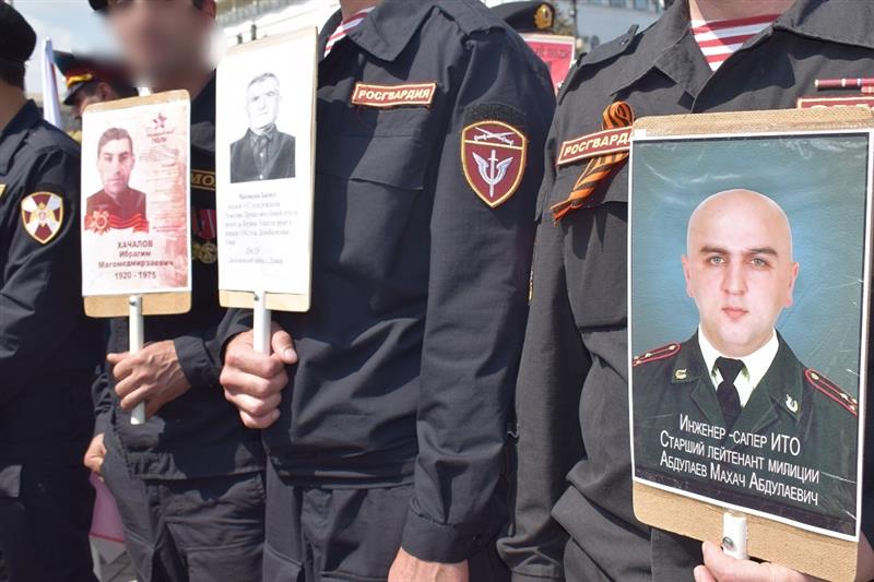 Более 200 росгвардейцев приняли участие в патриотической акции «Бессмертный полк» в Дагестане