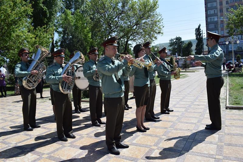Росгвардейцы Дагестана поздравили ветерана Великой Отечественной персональным концертом