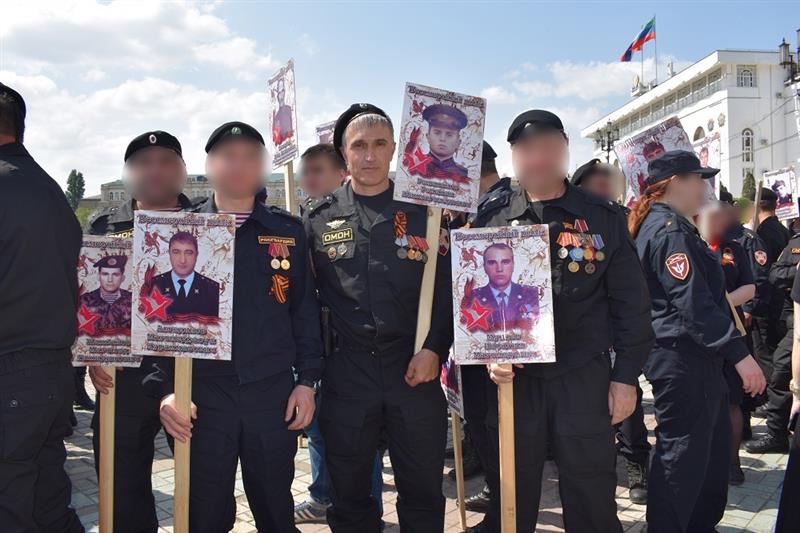 Более 200 росгвардейцев приняли участие в патриотической акции «Бессмертный полк» в Дагестане