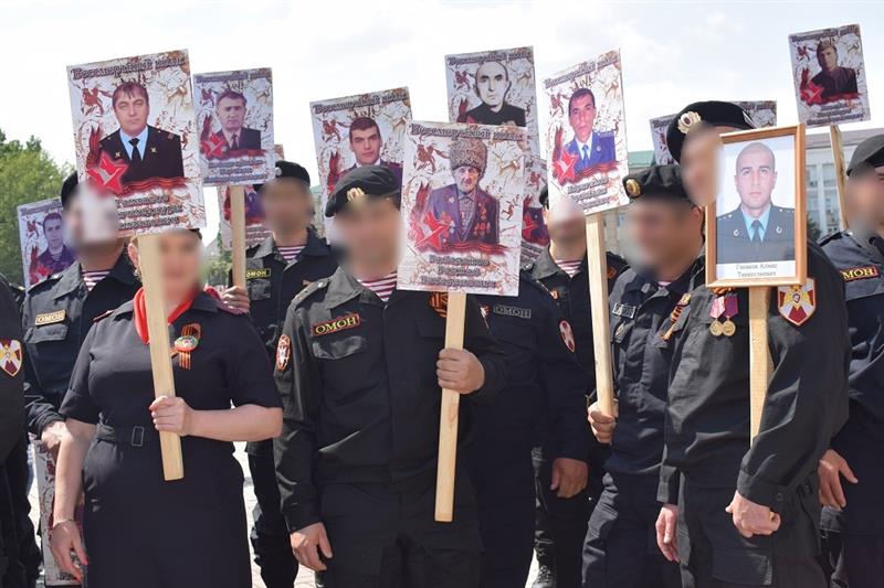 Более 200 росгвардейцев приняли участие в патриотической акции «Бессмертный полк» в Дагестане