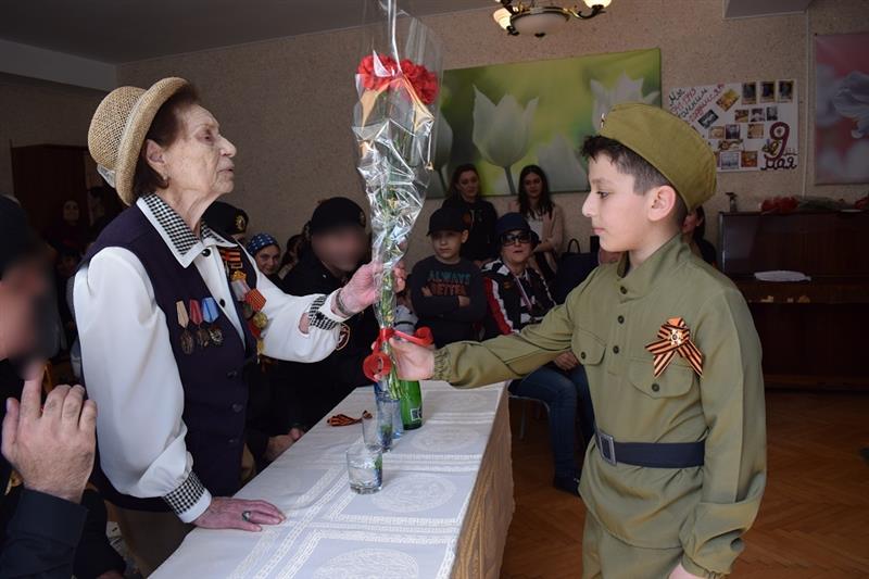 Представители Росгвардии стали почетными гостями на праздничных мероприятиях в подшефных школах Махачкалы