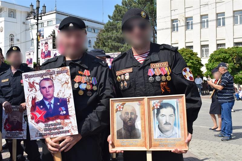 Более 200 росгвардейцев приняли участие в патриотической акции «Бессмертный полк» в Дагестане