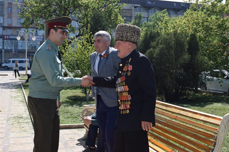 Росгвардейцы Дагестана поздравили ветерана Великой Отечественной персональным концертом