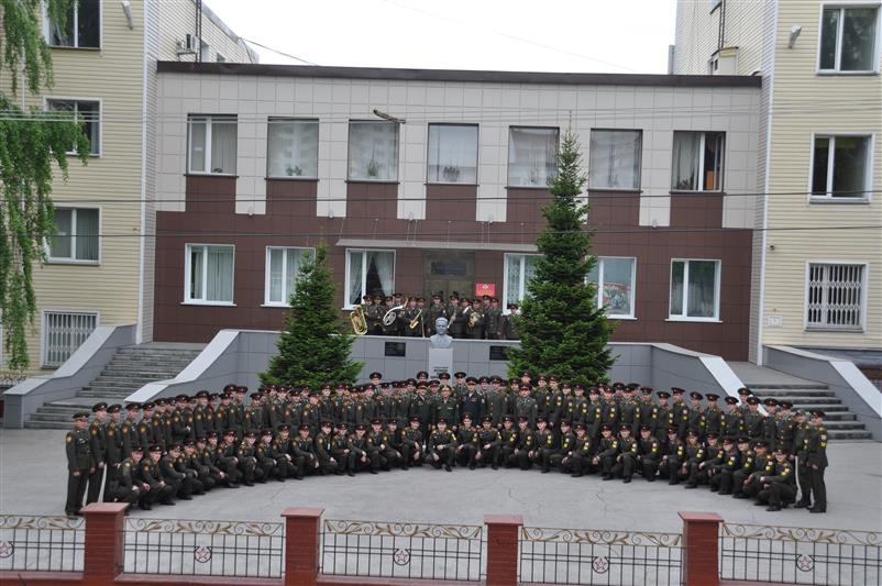 Выпускники Новосибирского военного института Росгвардии высадили ели в память о курсантских годах