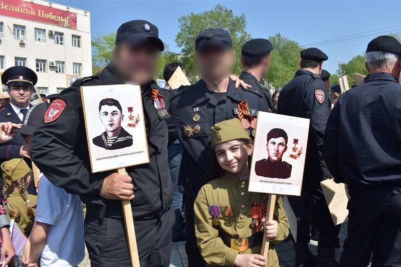 Более 200 росгвардейцев приняли участие в патриотической акции «Бессмертный полк» в Дагестане