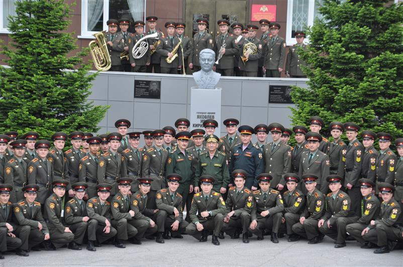 Выпускники Новосибирского военного института Росгвардии высадили ели в память о курсантских годах