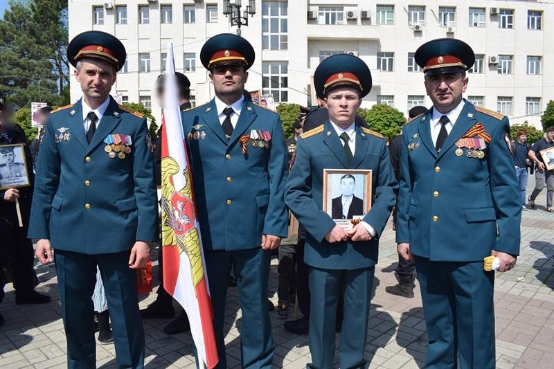 Более 200 росгвардейцев приняли участие в патриотической акции «Бессмертный полк» в Дагестане