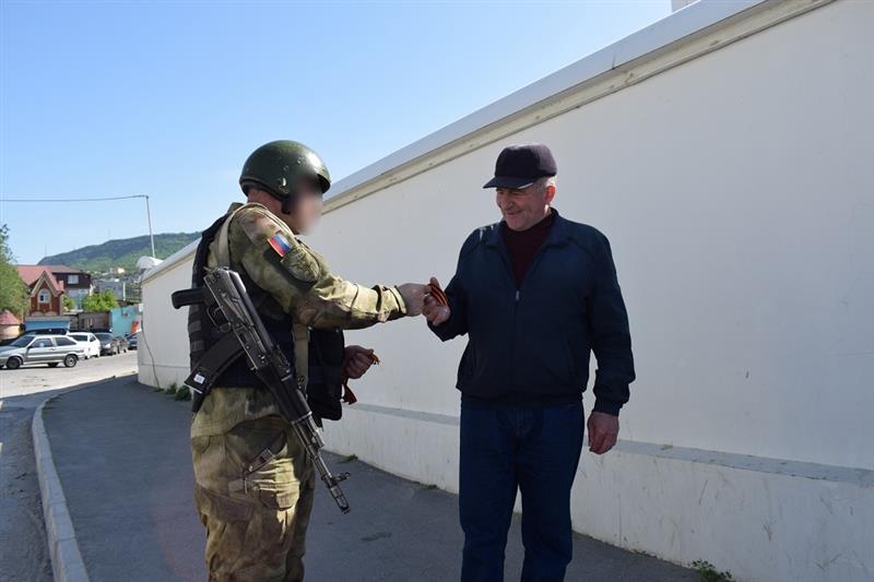 Росгвардейцы Дагестана участвуют во всероссийской акции «Георгиевская лента»
