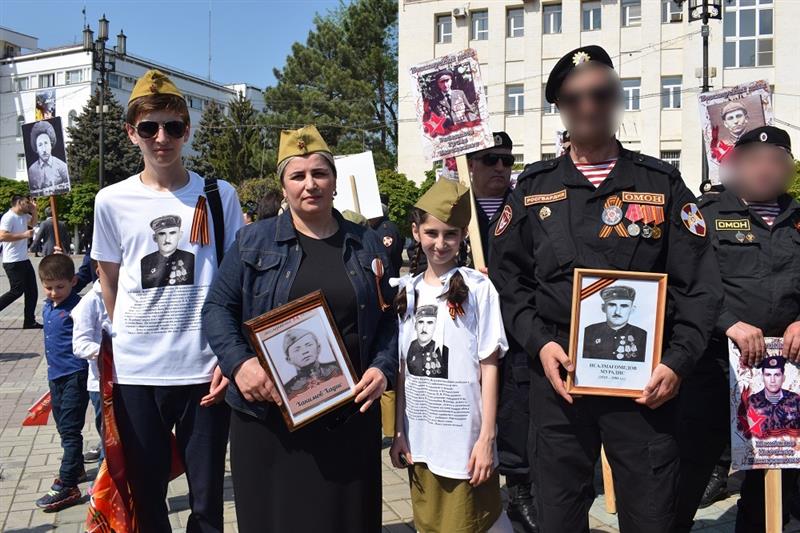 Более 200 росгвардейцев приняли участие в патриотической акции «Бессмертный полк» в Дагестане