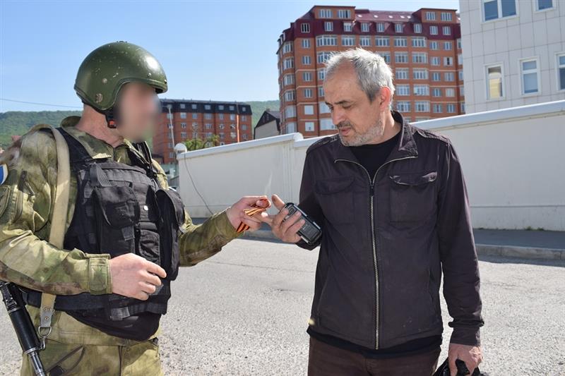 Росгвардейцы Дагестана участвуют во всероссийской акции «Георгиевская лента»
