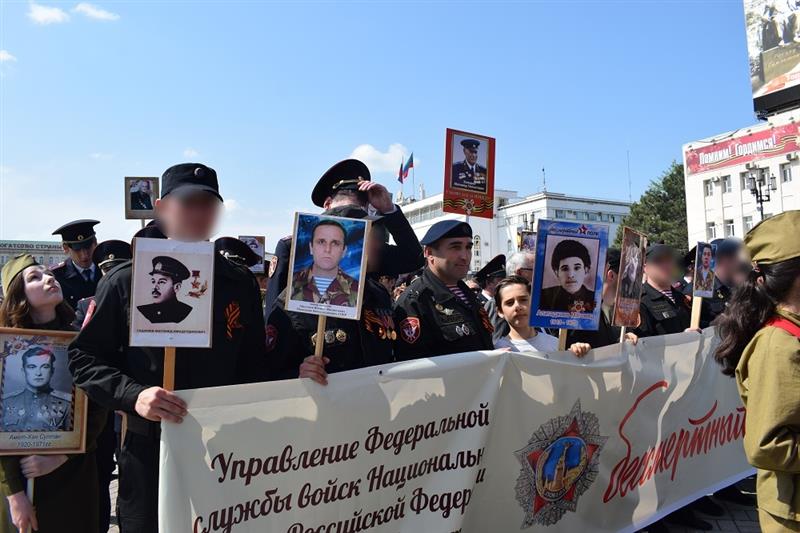Более 200 росгвардейцев приняли участие в патриотической акции «Бессмертный полк» в Дагестане