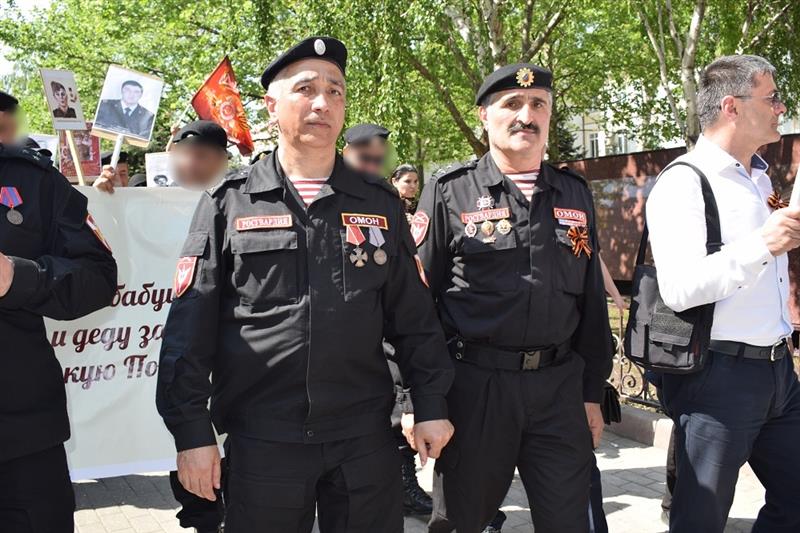 Более 200 росгвардейцев приняли участие в патриотической акции «Бессмертный полк» в Дагестане