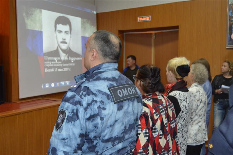 Заместитель командующего Центральным округом Росгвардии поздравил сотрудников орловского ОМОН с 25-летием подразделения 