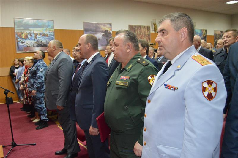 Заместитель командующего Центральным округом Росгвардии поздравил сотрудников орловского ОМОН с 25-летием подразделения 