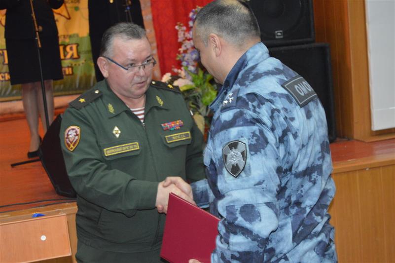 Заместитель командующего Центральным округом Росгвардии поздравил сотрудников орловского ОМОН с 25-летием подразделения 