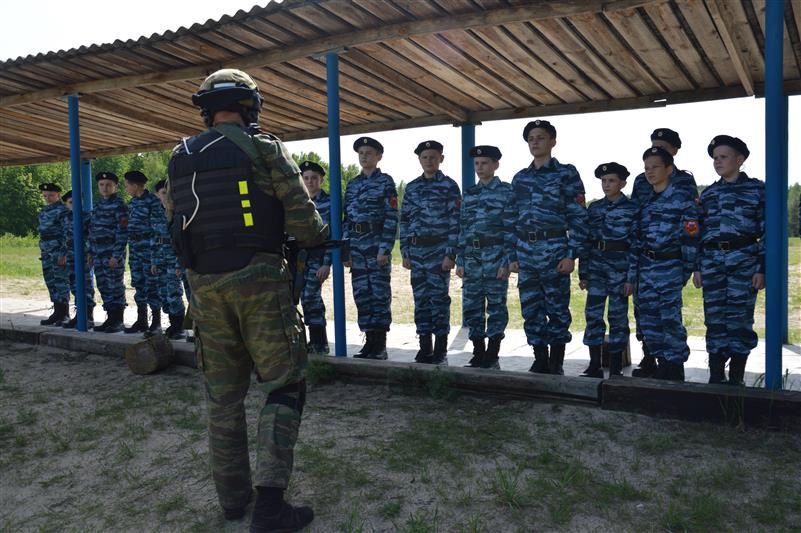 Брянские кадеты понаблюдали за боевой учебой сотрудников СОБР 