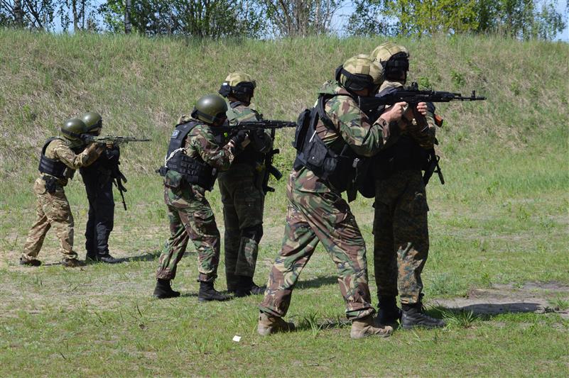 Брянские кадеты понаблюдали за боевой учебой сотрудников СОБР 