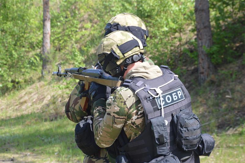 Брянские кадеты понаблюдали за боевой учебой сотрудников СОБР 