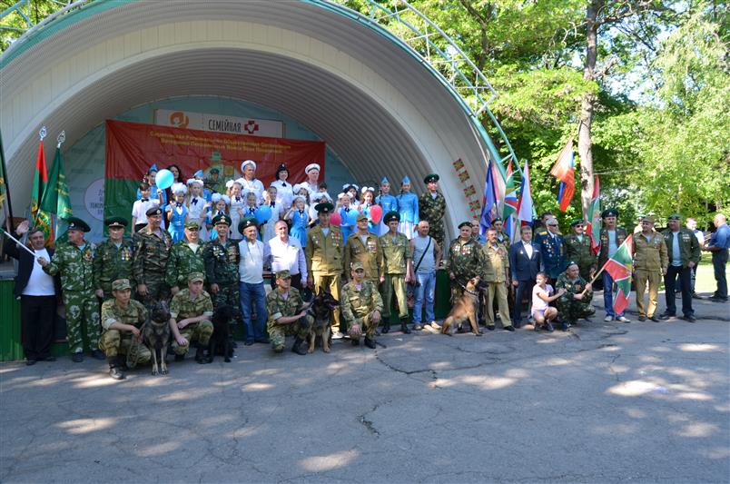 Военнослужащие кинологического центра Росгвардии провели в Саратове показательные выступления по случаю Дня пограничника