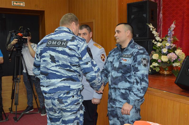 Заместитель командующего Центральным округом Росгвардии поздравил сотрудников орловского ОМОН с 25-летием подразделения 
