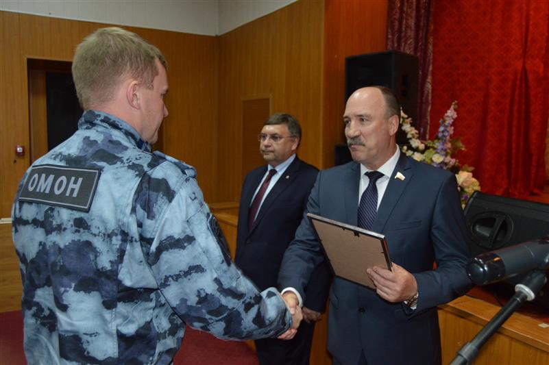 Заместитель командующего Центральным округом Росгвардии поздравил сотрудников орловского ОМОН с 25-летием подразделения 