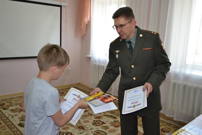 В биробиджанском социально-реабилитационном центре для несовершеннолетних наградили участников конкурса детского рисунка «Моя Росгвардия»