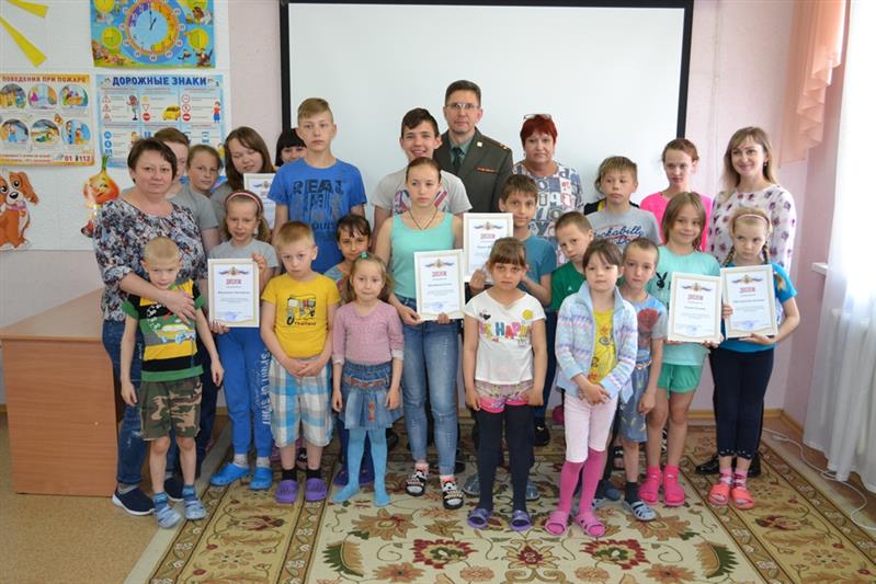 В биробиджанском социально-реабилитационном центре для несовершеннолетних наградили участников конкурса детского рисунка «Моя Росгвардия»