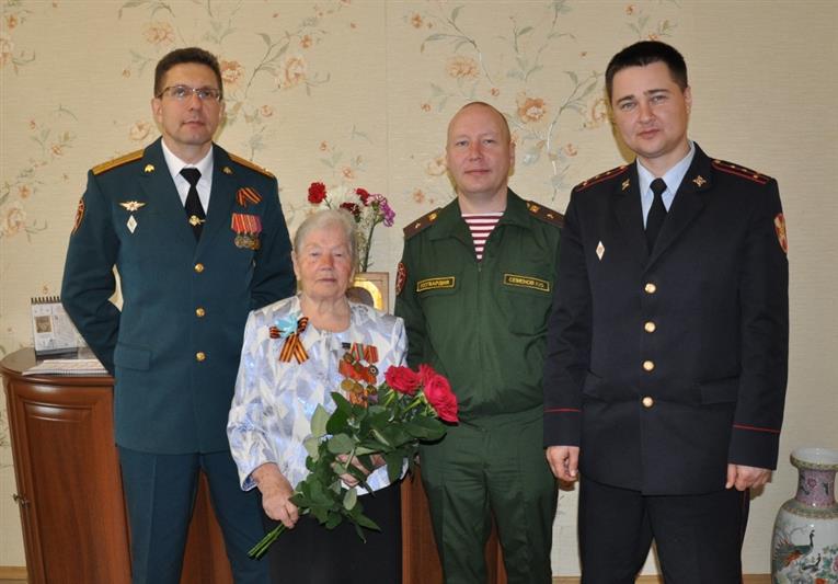 В преддверии Дня Победы росгвардейцы поздравили труженицу тыла