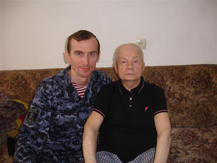 Саратовские росгвардейцы поздравили с праздником Победы ветерана Великой Отечественной войны 
