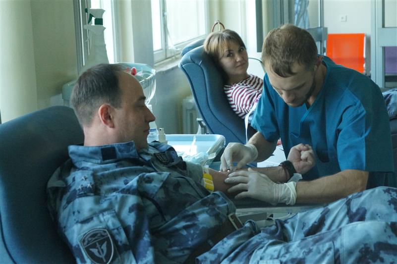 В преддверии Дня защиты детей сотрудники московского ОМОН приняли участие в сдачи донорской крови