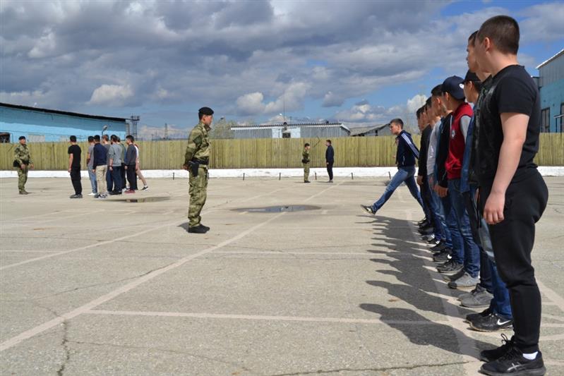 Курсанты авиационного училища и воспитанники гуманитарного лицея прошли курс молодого бойца в якутском ОМОН