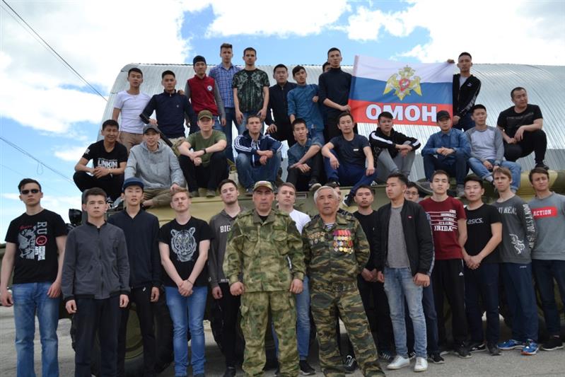 Курсанты авиационного училища и воспитанники гуманитарного лицея прошли курс молодого бойца в якутском ОМОН