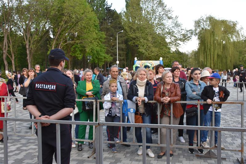 В городах-курортах Кавказских Минеральных Вод состоялась акция Росгвардии «Мелодии Победы» (фото, видео)