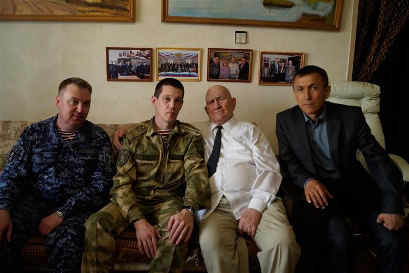 Сотрудники марийского управления Росгвардии поздравили ветерана с праздником Победы