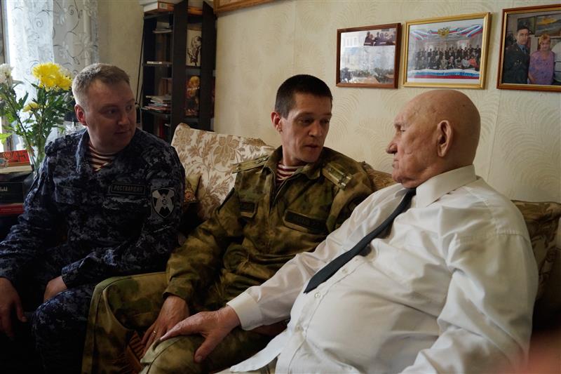 Сотрудники марийского управления Росгвардии поздравили ветерана с праздником Победы